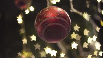 roter weihnachtsball schlag für flügel in verschwommenem sternenlicht video