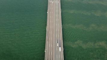 flygfoto ner ikonisk arkitektur penang bridge video