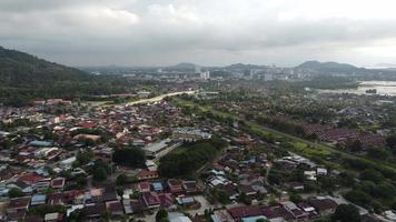 vuelo aéreo sobre el pueblo de berapit video