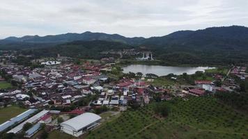 vista aérea pequeña ciudad serdang con lago video