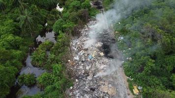 vista aérea queima aberta no lixão pai video