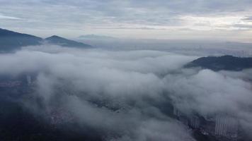 vista aérea cidade de paya terubong na nuvem da manhã video