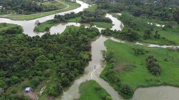 Luftaufnahme Fischerboot bewegt sich am Fluss video