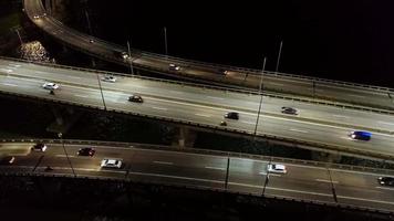 vista aérea mirar hacia abajo el tráfico de automóviles en el puente de penang video