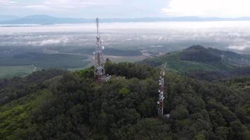 vue aérienne 4g, tour de télécommunication 5g video