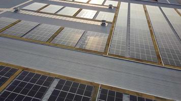sonniges Sonnenlicht über Solarpanel-Array video