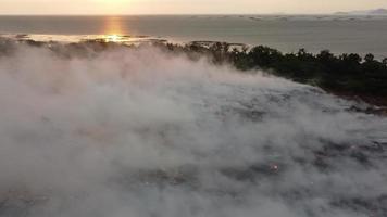 vista aérea liberação de fumaça branca devido à queima de local de despejo de lixo