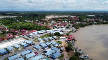 vue aérienne kuala kurau malais au bord de la rivière video