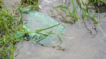 la bolsa de plástico verde se tira al suelo inundada video