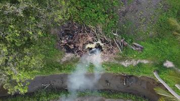 mirada aérea hacia abajo quema abierta en la granja video