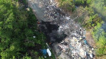 vista aérea quema abierta de basura cerca de las zonas rurales. video