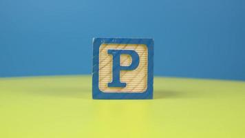 close-up tiro letra p alfabeto bloco de madeira