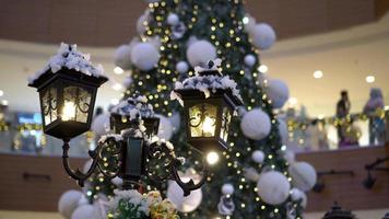 decoración de farola con árbol de navidad de fondo video