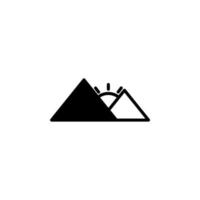 montaña, colina, monte, pico línea sólida icono vector ilustración logotipo plantilla. adecuado para muchos propósitos.