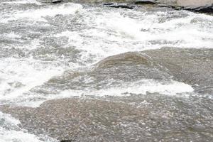 el agua fluye en un arroyo en la temporada de lluvias. foto