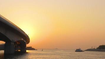 pont de hong kong macao au coucher du soleil video