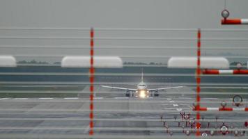 départ d'avion sous la pluie video