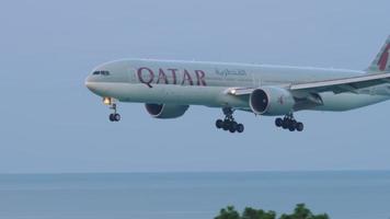 aterrizaje del boeing 777 qatar airways video