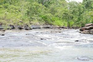 el agua fluye en un arroyo en la temporada de lluvias. foto