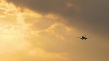 vliegtuig silhouet bij zonsondergang video