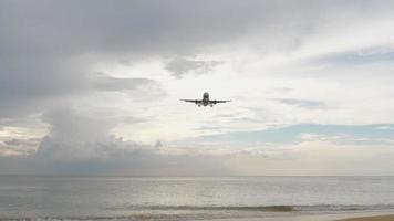 vliegtuig nadert over oceaan video