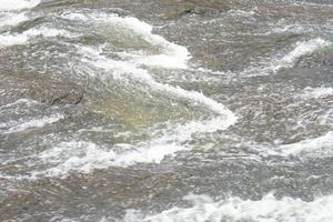 el agua fluye en un arroyo en la temporada de lluvias. foto