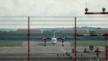 Turboprop-Flugzeug bremst nach der Landung video