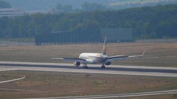 Condor Boeing 757 landing video