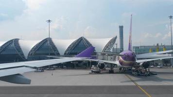 Avión rodando en el aeropuerto de Suvarnabhumi, Bangkok video