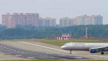 luchtverkeer in sheremetyevo luchthaven, moskou. video