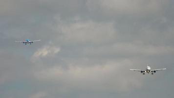 aerei in avvicinamento prima dell'atterraggio video