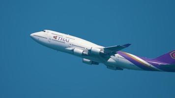 Airplane Boeing 747 climb