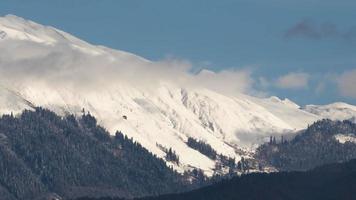 nuages épais tourbillonnant au-dessus d'une chaîne de montagnes. laps de temps. video