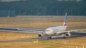 american airlines airbus a330 taxiando