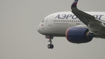 plan moyen, atterrissage d'aeroflot video