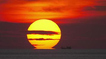 paisagem do pôr do sol em phuket video