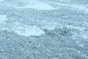 el agua fluye en un arroyo en la temporada de lluvias. foto