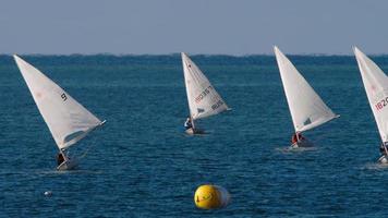 giro di allenamento della regata della coppa di vela russa video