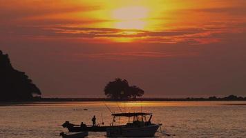 sonnenuntergangslandschaft auf phuket, zeitraffer video