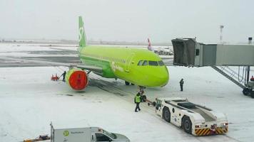 riserva airbus a320 aereo di linea in fase di preparazione per il carico. video