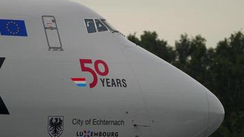 vista ravvicinata della cabina di pilotaggio cargolux boeing 747. video