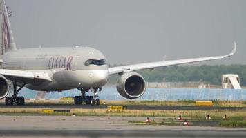 Airbus 350 taxiing before departure video