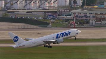 avion de ligne utair boeing 767 au décollage. video