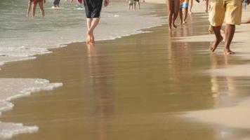 caminhada na praia descalço video