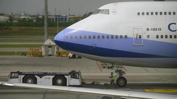 china airlines boeing 747 abschleppen video