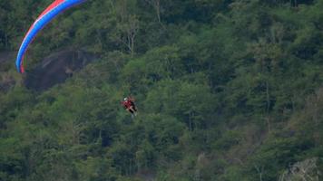 parapendio sulla spiaggia di nai harn, phuket video