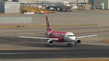 Airbus A320 sväng landningsbanan innan avgång från internationella flygplatsen, Hongkong video