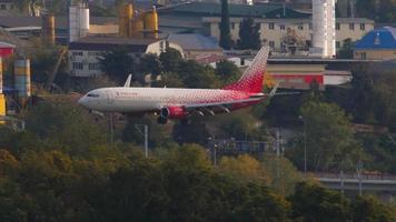 avion de ligne boeing 737 atterrissant à sotchi. video