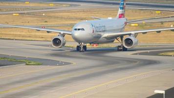 american airlines airbus a330 taxiando