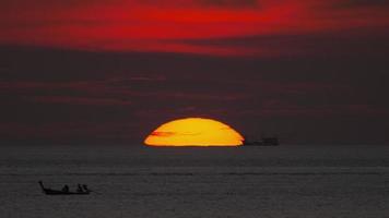 paisagem do pôr do sol em phuket video